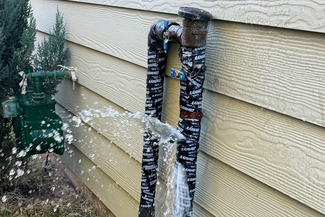 冻裂的水管，流走的不只是水